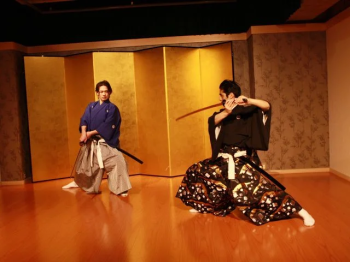 Вечернее представление в театре Самурай Кэмбу в Киото